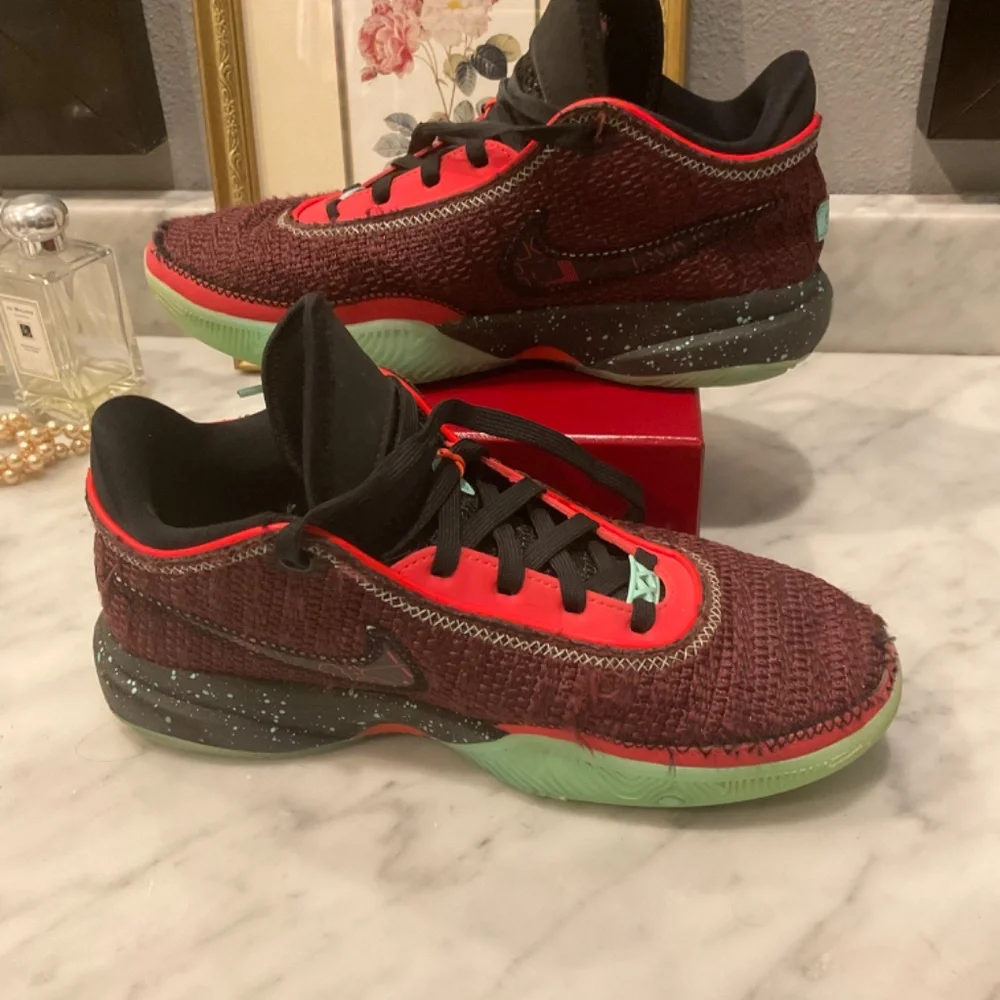 Nike Lebron XX/20 SE Night Maroon Sneakers size 6Y
